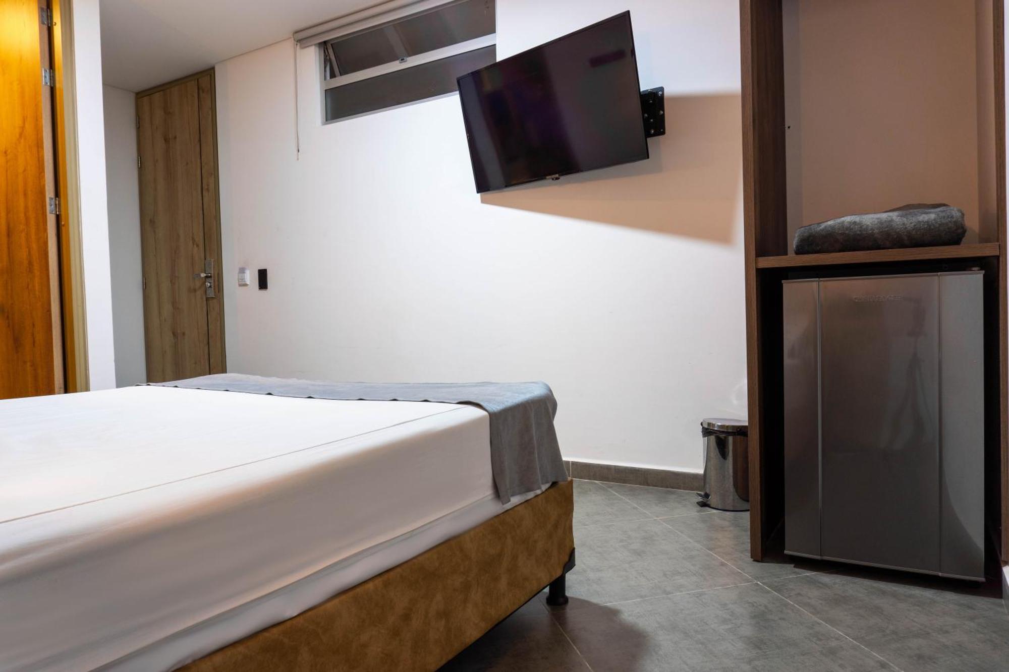 Hotel California City Медельин Экстерьер фото
